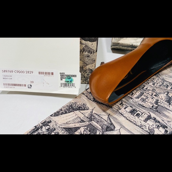 Gucci Bianca Pointed Toe Pumps. - Picture 4 of 16